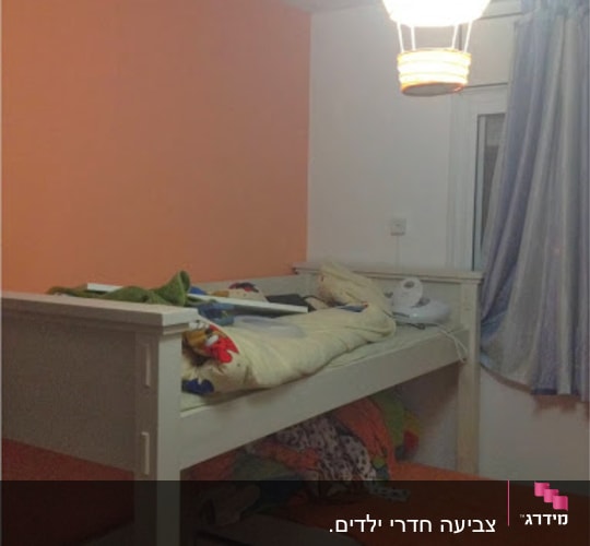 קיר צבוע בצבע כתום בהיר בחדר שינה